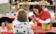 An der Sonderschau «Spielspass ohne Grenzen» in der Halle 2.0 können Kinder basteln oder ferngesteuerte Autos lenken. (Bild: Christoph Renn)