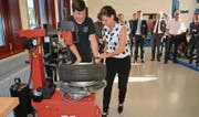 Regierungsrätin Heidi Hanselmann legt bei der Reifenmontage Hand an. (Bild: Urs Bänziger)