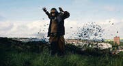 Hassan (Arsher Ali) probt an einer Krähe, was er für sich selbst plant: Ein Selbstmordattentat. (Bild: pd/filmbüro)