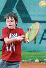 20 Kinder der Mittelstufe der PHS Heerbrugg spielen an jedem Dienstag im September Tennis beim TC Diepoldsau-Schmitter. (Bild: ys)