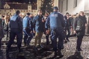 Auf dem St.Galler Klosterplatz feierten viele Menschen ins Neue Jahr hinein. (Bild: Michel Canonica)