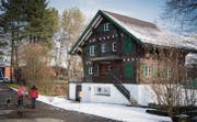 Ein Häuschen im Grünen: Im April ziehen die ersten Bands in das Chalet an der Gründenstrasse ein. (Bild: Ralph Ribi)