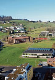Die Schulraumplanung in Bazenheid führt zu Diskussionen. Vorne rechts die Primarschule Neugasse, hinten links die Oberstufe. (Bild: PD)