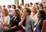 Unternehmerinnen unter sich (vorne v. l.) Andrea Cristuzzi, Camilla Fischbacher, Nina Burri und Stephanie Märklin. (Bild: Silvana Russi)
