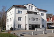 Die Gemeindehäuser von Bütschwil-Ganterschwil (ganz oben), Lütisburg (oben) und Oberhelfenschwil (rechts). Die Gemeinden stimmen darüber ab, ob sie einen Fusionsvertrag erarbeiten. (Bilder: Martina Signer)