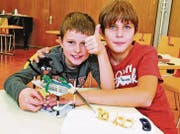 Nadim Frei und Riccardo Seitz aus Widnau haben eine Bananenschneidemaschine erfunden und gebaut. (Bild: Max Tinner Luechingen)