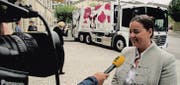 Die Thurgauer Regierungsrätin Carmen Haag vor dem neuen ZAB-Fahrzeug, das Werbung für die Kuh-Bags macht. (Bild: Hans Sutter)