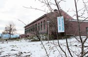 Neu sind die Büsche rund um die 30-jährige Mehrzweckhalle mit Namen angeschrieben. Die Beleuchtung wurde auf den neuesten Stand gebracht. (Bild: Gert Bruderer)
