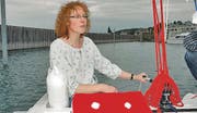 Susanne Tempelmann manövriert das Boot per Elektromotor sicher aus der Hafenanlage von Staad.