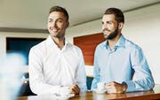 Die beiden FC-St.-Gallen-Spieler Alain Wiss (links) und Roman Buess in Hemden der Kollektion «Jacob Kauf». (Bild: PD)