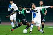 Toko fällt beim FC St.Gallen mit seiner kämpferischen Spielweise auf. (Bild: WALTER BIERI (KEYSTONE))