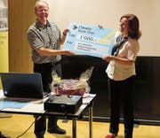 Im Anschluss an die Informationsveranstaltung durfte Urs Meier für die Pro Senectute von Cornelia Meile, Leitung Kundenberatung, einen Check im Wert von 1000 Franken entgegennehmen. (Bild: PD)