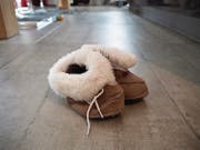 Kuschelig und warm: russische Kinder-Hausschuhe aus Schafwolle. (Bild: Angelina Donati)
