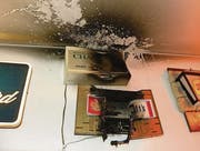 Brandschäden über der ausgebrannten Leuchtreklame. (Bild: Stadtpolizei St. Gallen)
