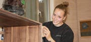 Julia Schlauri arbeitet im dritten Lehrjahr als Schreinerin bei der Türmlihuus Lombriser AG. Auf dem Bild schleift sie ihr Lieblingsholz: Schwarznuss. (Bild: Arcangelo Balsamo)