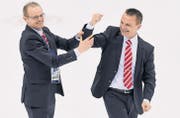 Bronze-Jubel: Trainer René Kammerer aus Uzwil (rechts) und Assistent Michael Fischer aus St. Margarethen freuen sich über die Olympiamedaille. (Bild: ky/Laurent Gillieron)