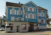 Der «Löwen» in Niederuzwil ist ein geschichtsträchtiges Haus. Es wurde im Jahr 1877 erbaut und war einst im Besitz der FDP-Ortspartei. Mit seiner charakteristischen blauen Fassade ist das Gebäude ein Blickfang in Niederuzwil. (Bilder: Gianni Amstutz)