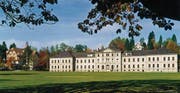 Die Kaserne und die Militärkantine (heute Kastanienhof) am Rand der Kreuzbleiche. Die Kaserne wurde 1980 abgebrochen, die Kantine soll jetzt saniert und auch als Hotel genutzt werden. (Bild: Stadtarchiv der Ortsbürgergemeinde/Sammlung Foto Gross)
