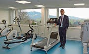 Direktor Peder Koch im Physiotherapieraum. (Bild: Karin Erni)