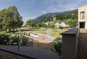 Klug kombiniert: Blechtische, ein Brunnen, ein Weg und ein Rasenmäher haben eine Restfläche in einen öffentlichen Treffpunkt verwandelt. (Bilder: Hanspeter Schiess)