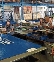 Ein Besuch in der Produktionshalle der Freitag-Taschen wurde auf dem Ausflug der Ganterschwiler Frauen als Höhepunkt gewertet. (Bild: PD)