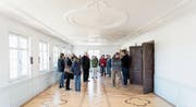 Der Saal wurde von der Decke mit der Stuckatur über das Tannenholz-Knietäfer bis zum passenden Parkett erneuert. (Bilder: Jazinta Kempter)