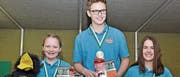 Edelmetall-Trio Ebnat-Kappel: Anouk Fässler, Silber; Benjamin Falk, Gold; Nina Kuratli, Bronze, (von links). (Bild: PD)