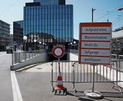 Eine Hinweistafel, die neugierig macht: Die Parkplätze unter dem Rathaus sind derzeit nicht zugänglich. (Bild: Marlen Hämmerli)