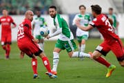 St.Gallens Andreas Wittwer, Mitte, gegen Thuns Thomas Reinmann: Es gab keine Tore zu sehen. (Bild: GIAN EHRENZELLER (KEYSTONE))