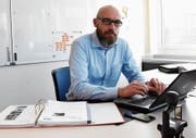 Pascal Stöckli, Kommandant der Regionalen Zivilschutzorganisation, koordiniert und überwacht den Sirenentest im Toggenburg. (Bild: Urs M. Hemm)