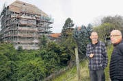 Projektleiter Martin Häberli (links) und Gemeindepräsident Simon Thalmann vor dem eingerüsteten Schloss Zuckenriet. (Bild: Simon Dudler)