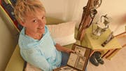 Liselotte Schlumpf stöbert gerne im Fotoalbum und erinnert sich an die Zeit, in der ihr Vater Karl Ski gefahren ist.