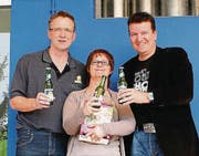Das 3000. Mitglied wird gefeiert, von links: Marcel Anliker, Yvonne Büchel, Carsten Zeiske. (Bild: pd)
