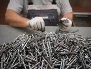 Produktion von Spezialschrauben bei einer der hiesigen «Industrieperlen» (UBS-Ökonom Daniel Kalt), der SFS Group. (Bild: Michel Canonica)