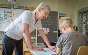 Nach der Pensionierung in der Schule aktiv: Die 70-jährige Esther Wehle hilft Erstklässlern bei einer Schreibübung. (Bild: Jil Lohse)