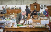 An der Brocante kann in aller Ruhe gestöbert, begutachtet und geschmökert werden. (Bild: Urs Bucher)
