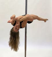 Das neue Steckenpferd von Corinne Mathis: Pole-Akrobatik. (Bild: Carmen Brechbühl)