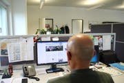 Sitzt tatsächlich derjenige vor dem PC, welcher auch die persönlichen Stimmunterlagen in den Händen hält? (Bild: Martin Knoepfel)