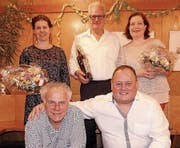 Das neue Ehrenmitglied Ivo Vögeli, flankiert von den beiden Dirigentinnen Nina Prantner (links) und Marta Flesch (rechts) sowie die Neumitglieder Rico Dietrich (links) und Daniel Hutter. (Bild: pd)
