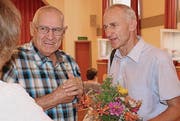 Pfarrer Schöbi im Gespräch mit Josef Rast vom ehemaligen gleichnamigen Fotofachgeschäft in Gossau.
