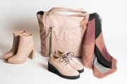 Tasche in Nude, Vic Matié 379.90, Kunstfaserschal Pieces 29.90, Plateau-Schnürer 299.90 und Plateau-Stiefelette 269.90, beide Vic Matié (Shoetique/ Jeansarena) (Bild: Mareycke Frehner)