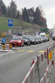 Während den Stosszeiten verursacht das Lichtsignal in Neudietfurt längeren Stau. (Bild: Martina Signer)