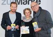 Willy Tanner (v. l.) von der Werbeagentur zurMarke mit Michel und Heidi Bawidamann (Co-Präsidium Diogenes-Theater) mit dem druckfrischen Jubiläumsprogramm 2018. (Bild: pd)
