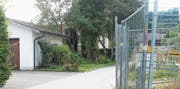 Im grünen Bereich neben der Garage der Liegenschaft Rosenhügelstrasse 11 soll laut dem Teilzonenplan die Ausweichstelle für den Verkehr platziert werden. (Bilder: Andrea Häusler)