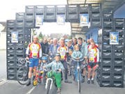 Unterm Harassbogen startete man gemeinsam zur Promotionsvelotour für das neue Sonnenbräu alkoholfrei. (Bild: pd)