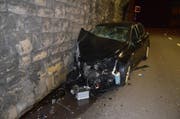 Das Auto wurde nach dem Unfall von der Polizei sichergestellt. (Bild: kapo AR)
