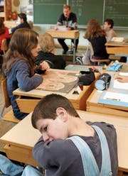 Kinder mit besonderen Bedürfnissen werden von schulischen Heilpädagogen begleitet und gefördert, um die Integration in die Regelklasse zu erleichtern. (Bild: Andree-Noelle Pot/Keystone)