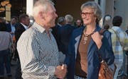 Der Uzwiler CVP-Präsident Benno Gmür gratuliert Renate Graf zur Wahl. (Bild: Christine Gregorin)