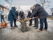Am Donnerstag konnte nach langer Wartezeit mit dem Bau der neuapostolischen Kirche begonnen werden. (Bild: Urs Bucher)