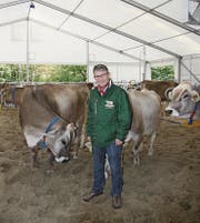 Christian Manser im neuen Laufstall im Olma-Freigelände, wo sich der Säulirennen-Kommentator wohl fühlt. (Bild: Kathrin Reimann)